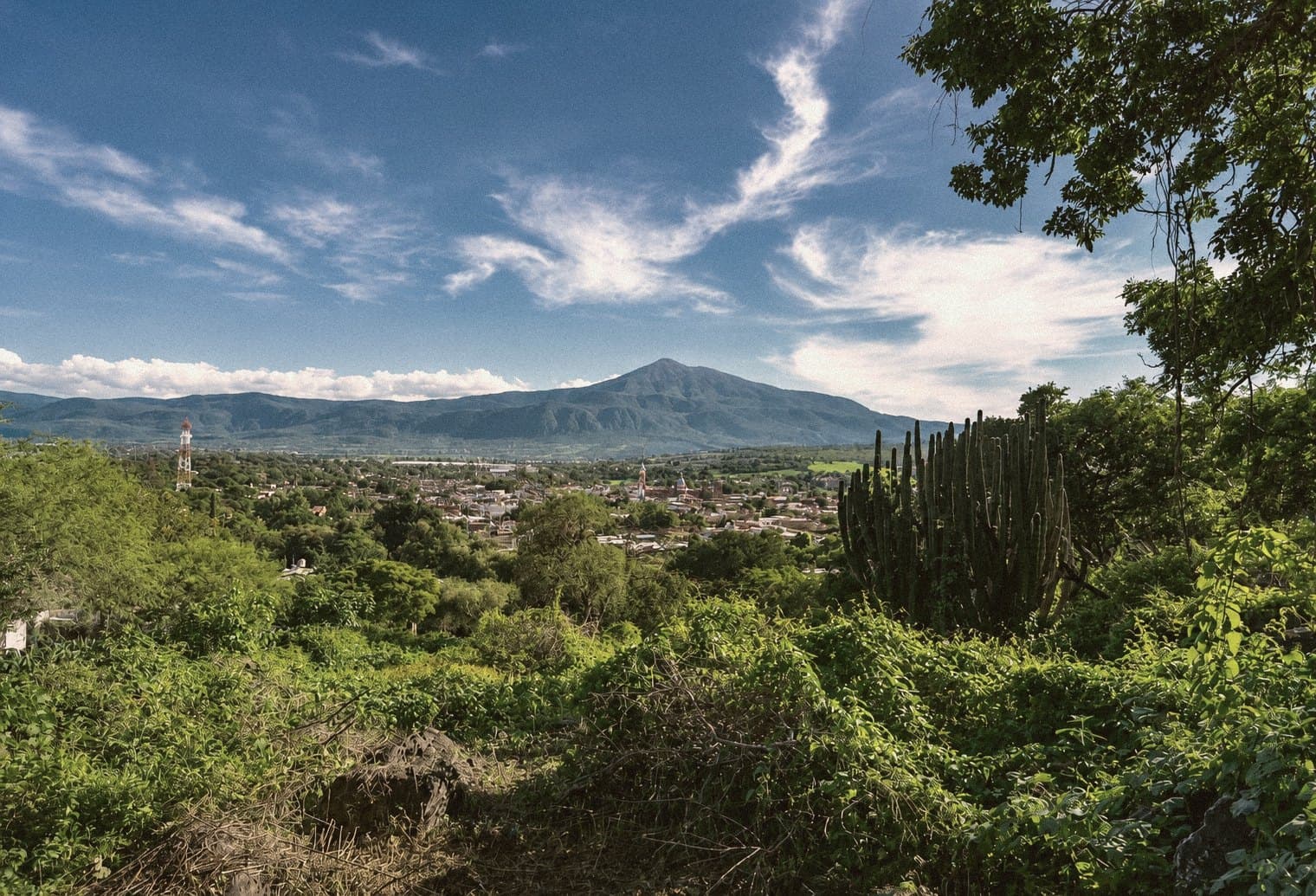 Teocuitatlán visto desde el fraccionamiento, con el cerro al fondo.
