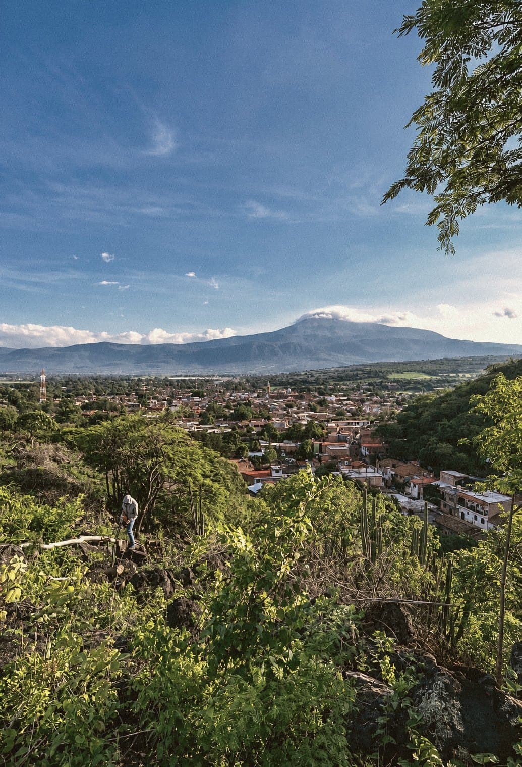 Teocuitatlán visto desde el fraccionamiento, con el cerro al fondo.