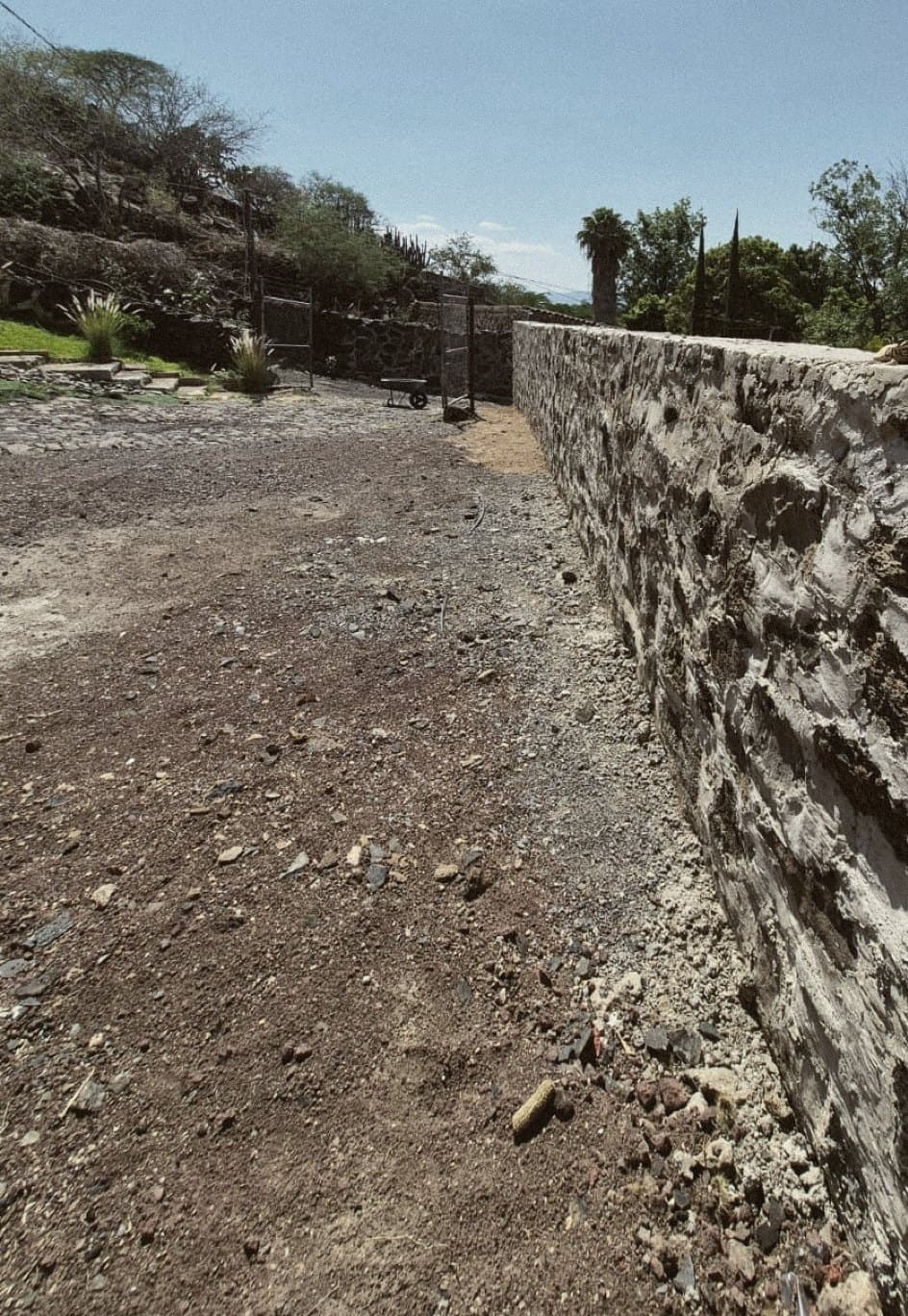 Barda perimetral de piedra volcánica, terminada.