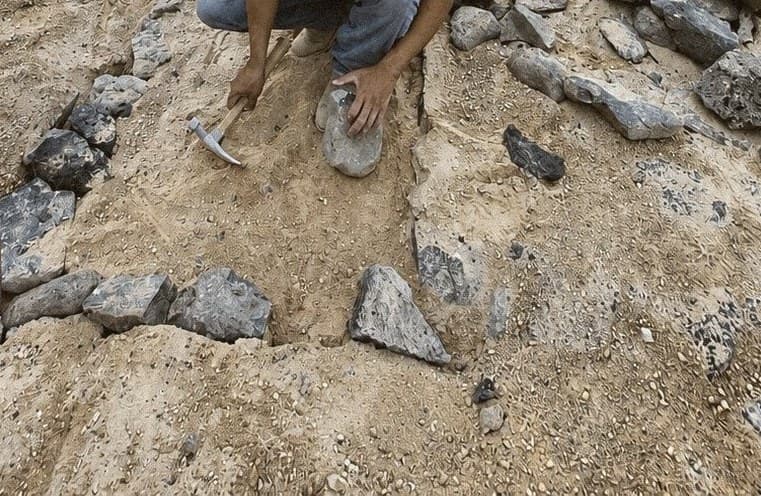 Piedra acomodada a mano para el empedrado de las calles.